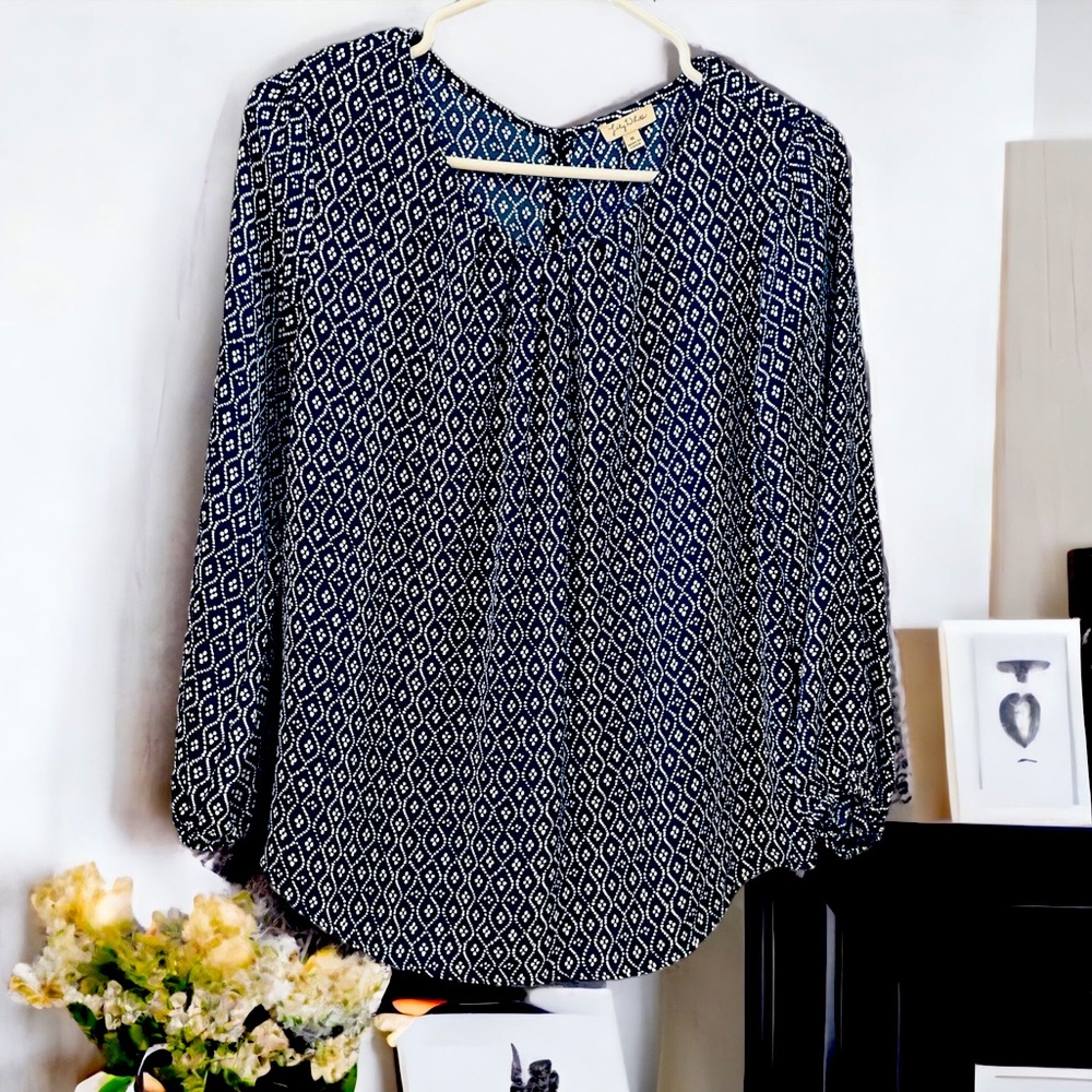 💙 🤍 Lily White Navy & White Polyester long sleeve blouse w/ Gold Button back